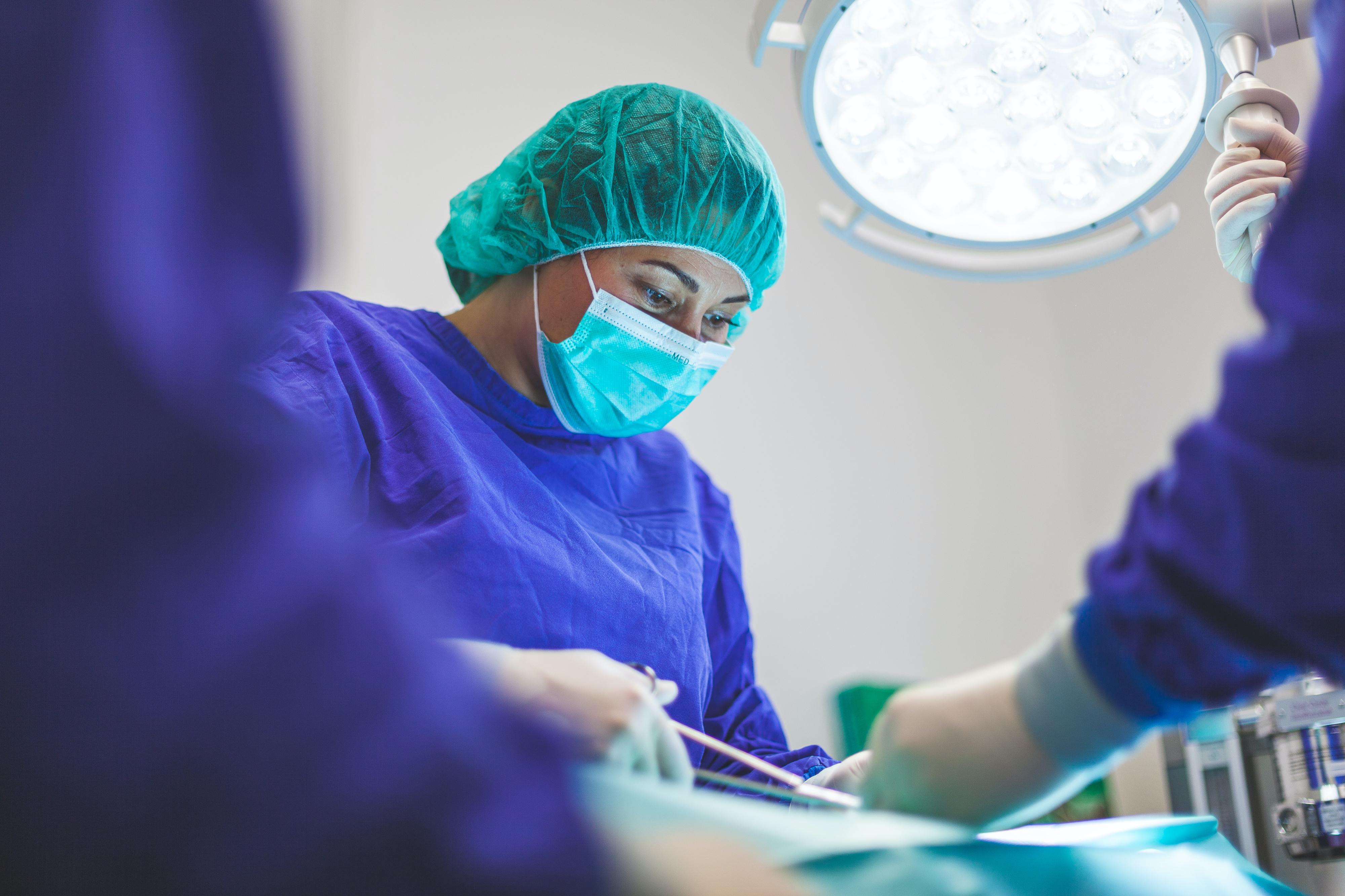 Hospital de Santa Maria suspende cirurgias não urgentes devido a reforço de resposta à COVID-19