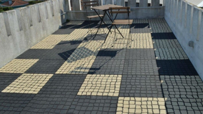 A Ecokalçada utiliza como matéria-prima o granulado produzido a partir de pneus velhos