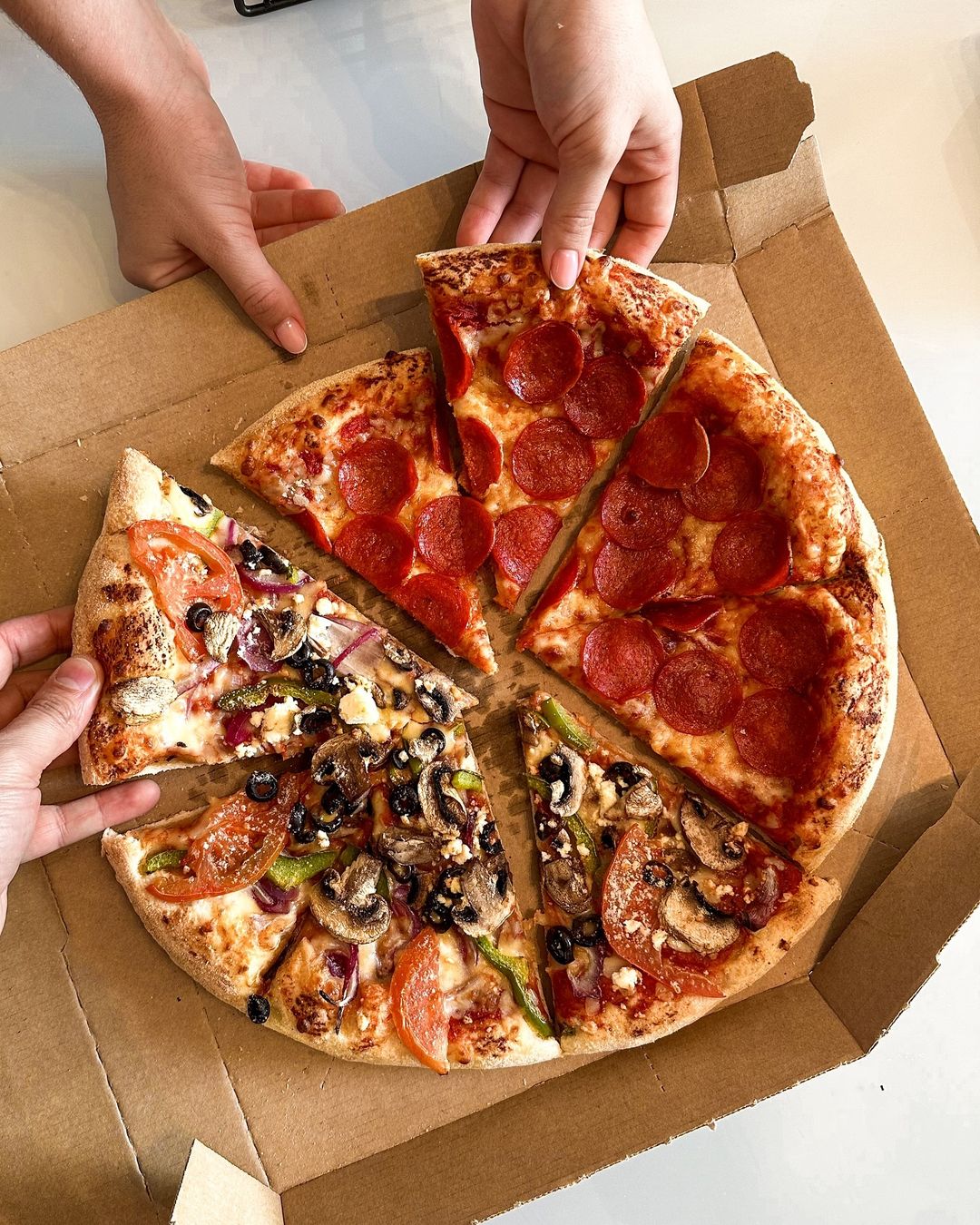 Domino’s enloqueceu e vai oferecer 3 pizzas pelo preço de 1 (sim, é mesmo verdade)