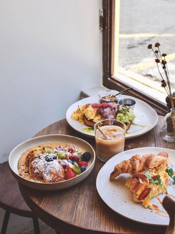 A temperatura vai descer 8ºC. Aqueça-se entre brunches, chá quente e restaurantes com lareira