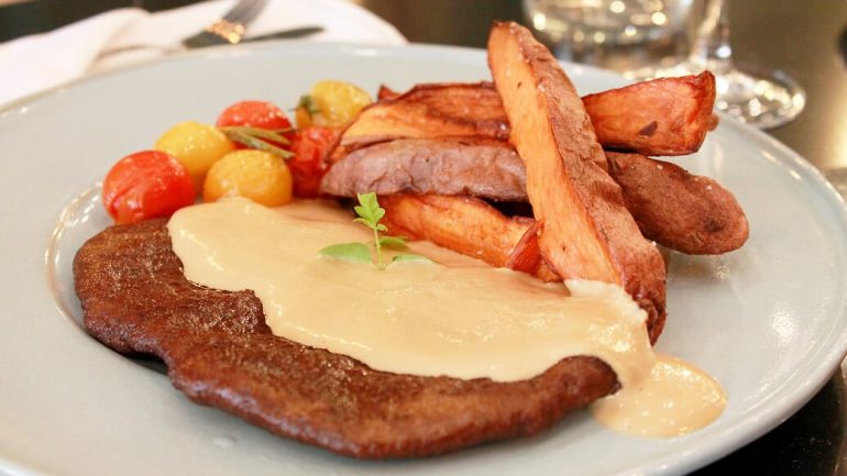O seitan é feito de raiz na cozinha do restaurante