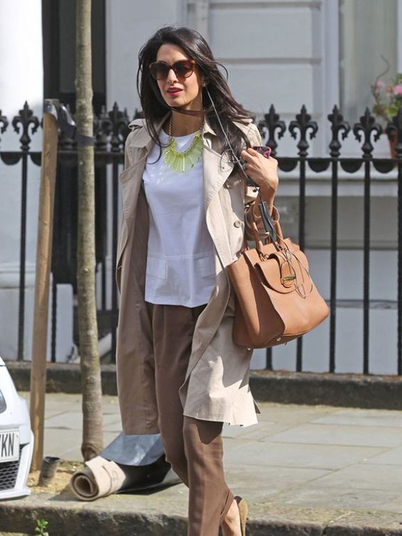 Amal Clooney com a carteira com o seu nome