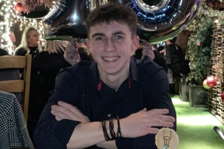 Jovem de 19 anos acorda após dez meses em coma e duas infeções com COVID-19