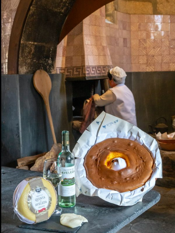 Depois do passeio, pode deliciar-se com uma prova de vinhos, queijos e pão de ló