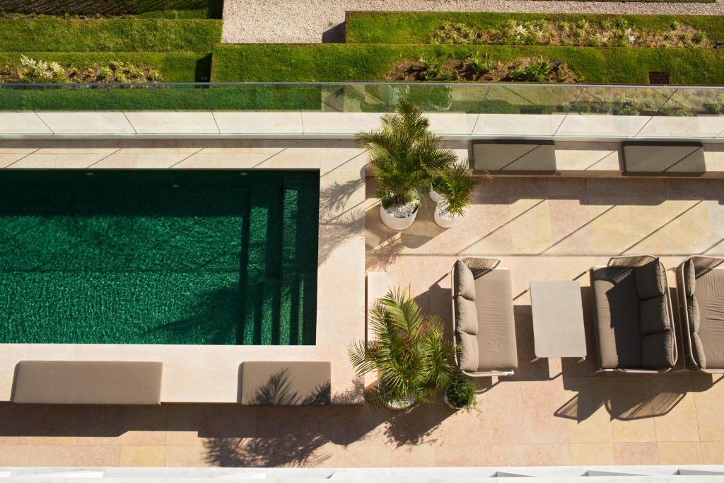 5 hotéis em Lisboa para descansar com uma massagem grátis ou mergulhos numa piscina verde