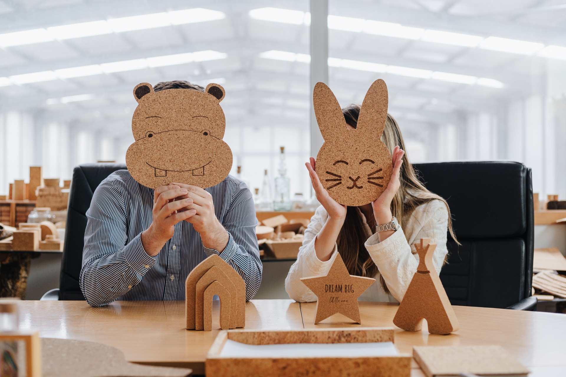 Chinelos, tábuas de cozinha e até decorações para o quarto dos miúdos — a cortiça dá para tudo