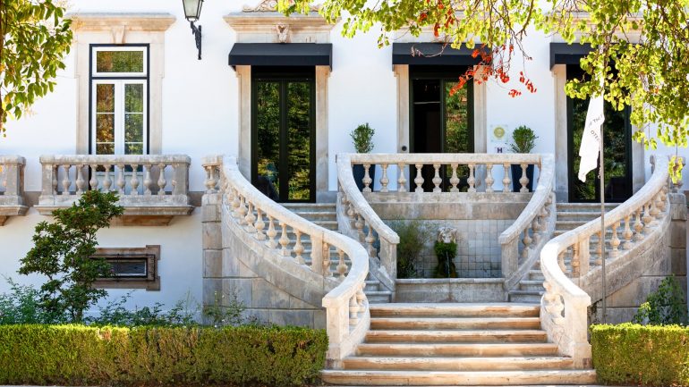O hotel Quinta das Lágrimas, muito associado ao romance de D.Pedro e Inês de Castro, tem um menu especial de almoço para 6 de maio