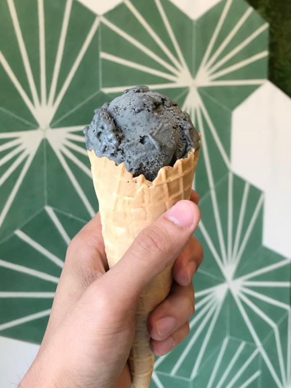 Este gelado é de sésamo preto. Todos os sabores têm como base um preparado feito com coco, caju ou amêndoa