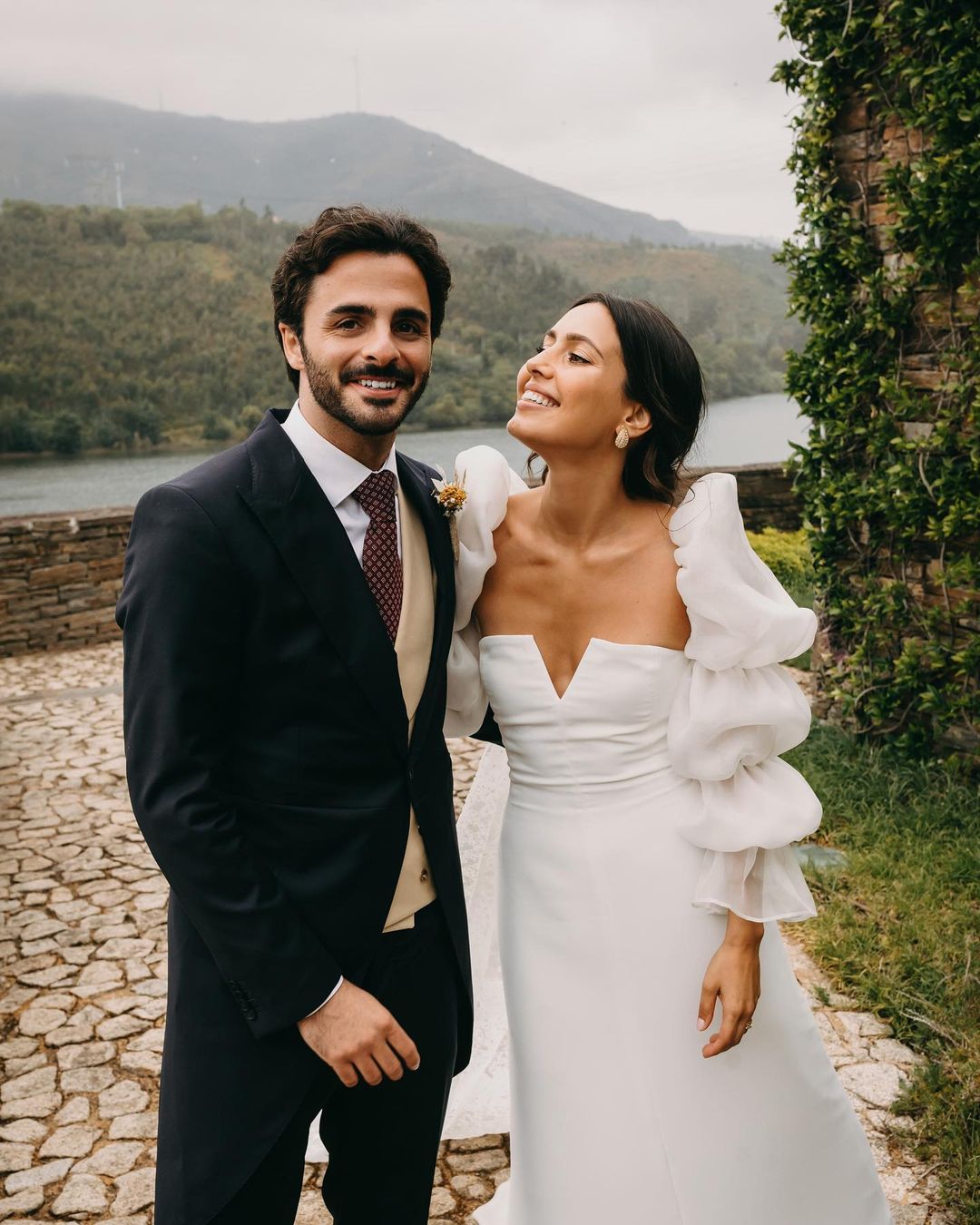 Anita da Costa casou-se com vista para o Douro e um vestido do estilista das influenciadoras