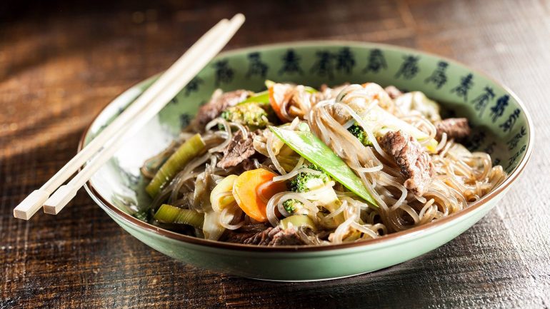 Japchae, noodle coreano de batata doce com carne de vaca que pode ser substituída por tofu (14€)