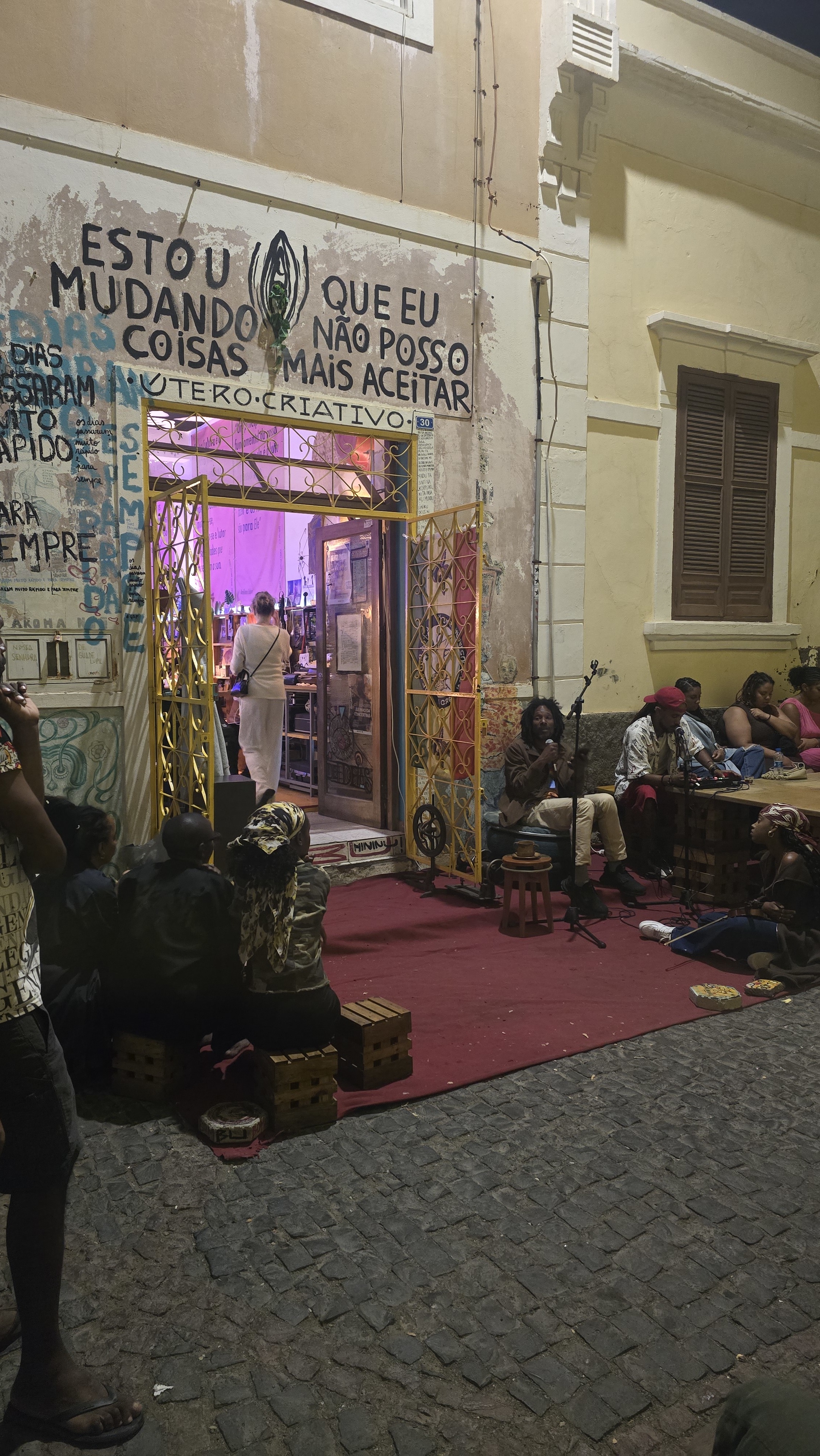 Bombu Mininu, na Rua São João, no centro histórico