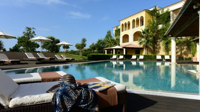 A piscina do spa, exterior e aquecida