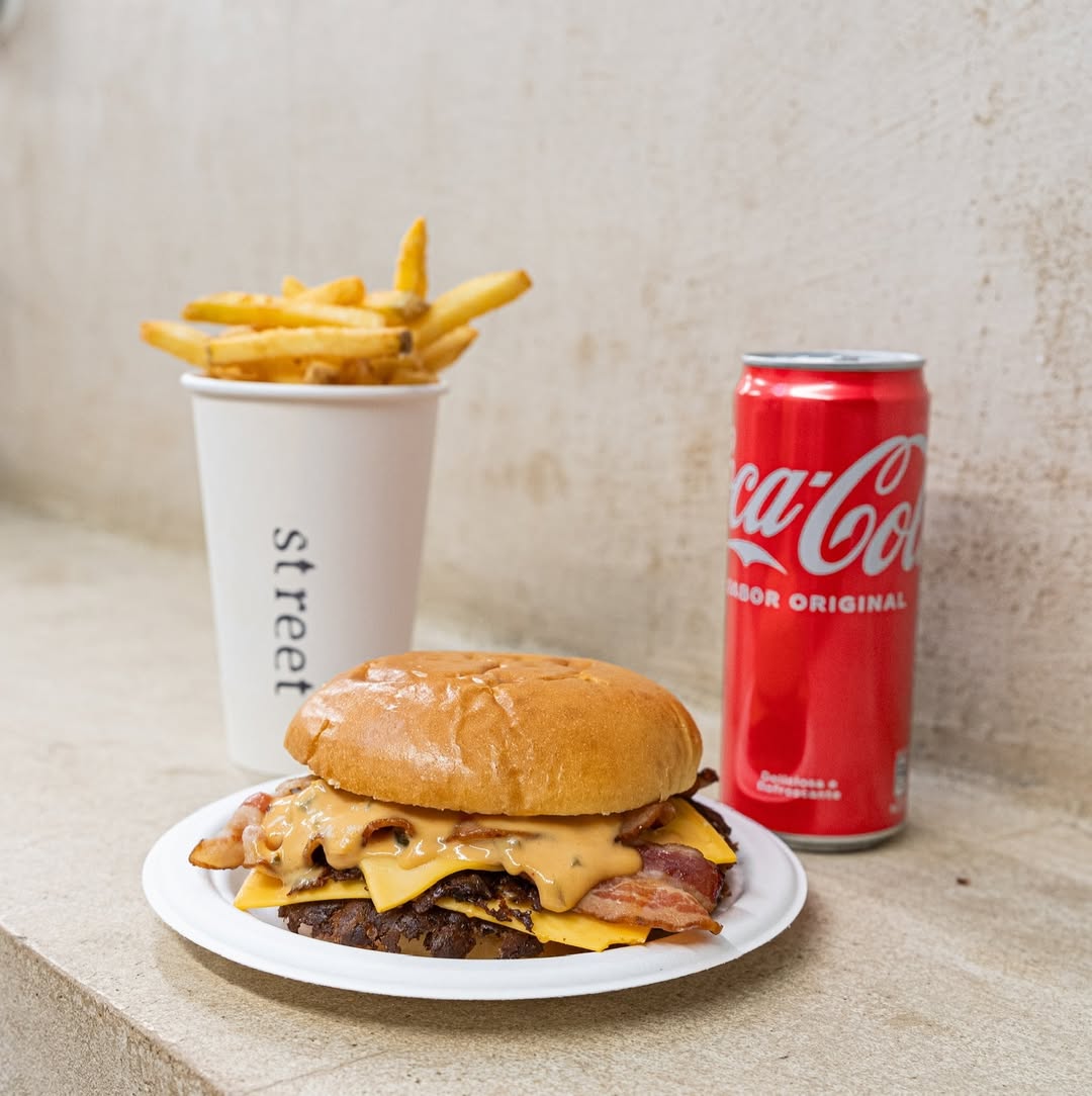 Os deliciosos smashburgers da Street chegaram ao Porto. Saiba onde fica a nova loja