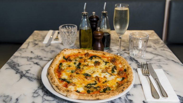Todas as pizzas podem ser pedidas na versão massa alta ou massa fina