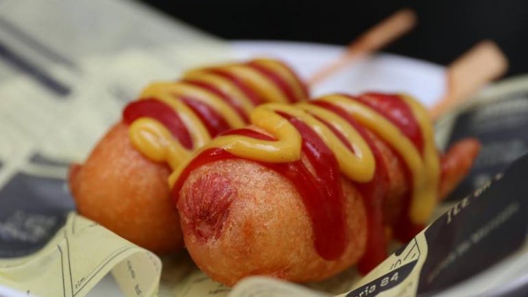 Um das especiaidades da casa são os corn dogs: uma salsicha envolta em farinha que é frita e servida num pauzinho