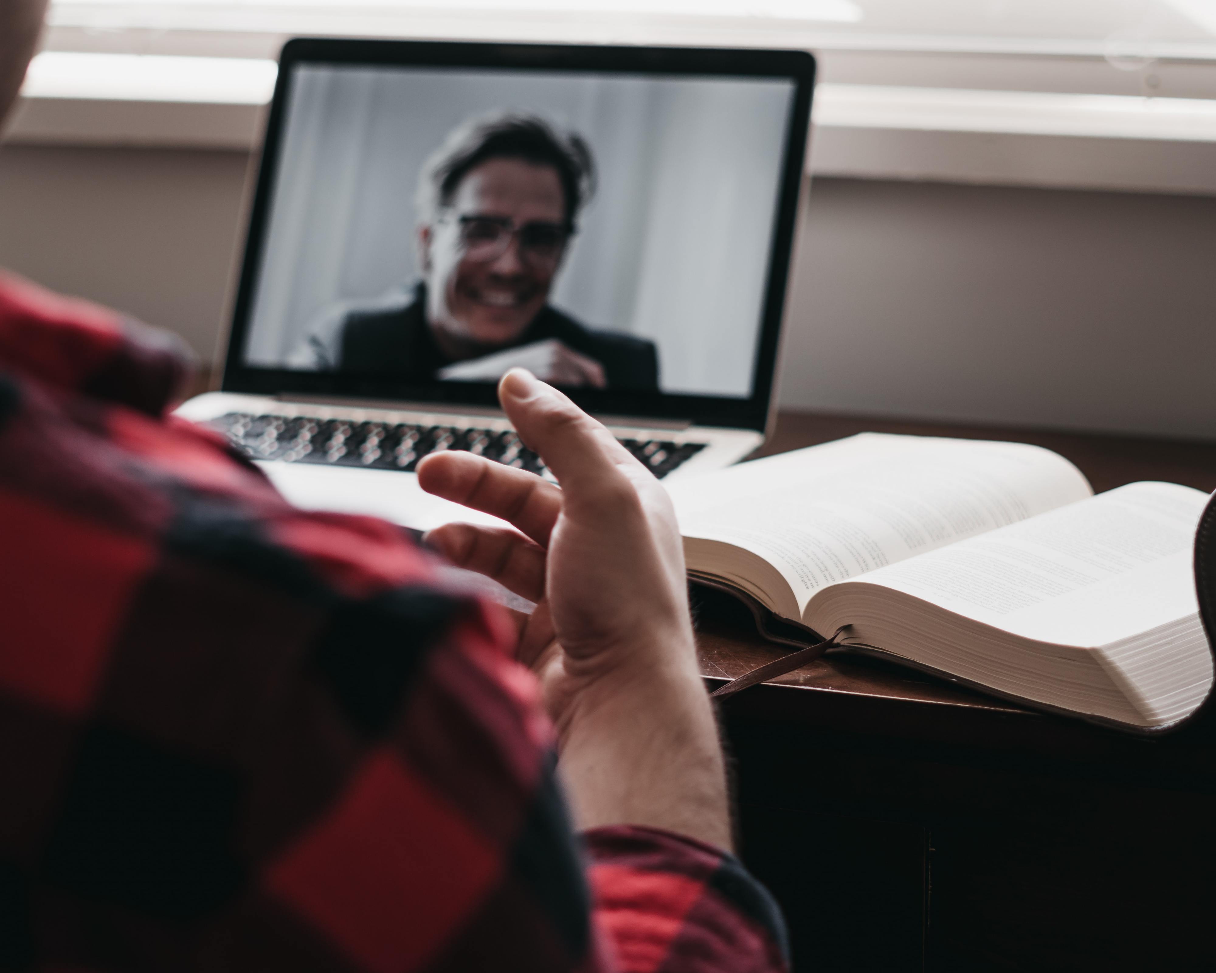 Farto das reuniões por Zoom? Esta aplicação permite-lhe fingir problemas técnicos