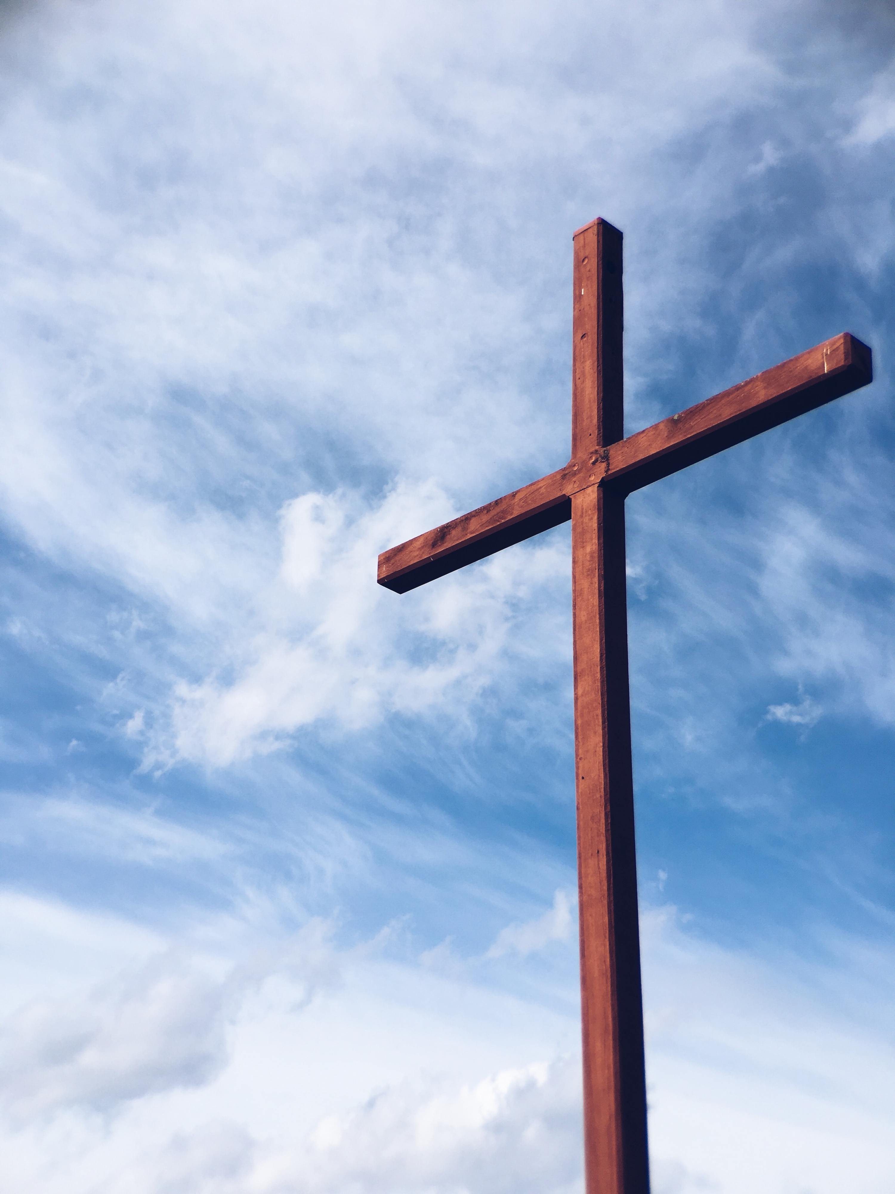 COVID-19. Padre da Guarda espalha fotos dos paroquianos pela Igreja para não se sentir sozinho