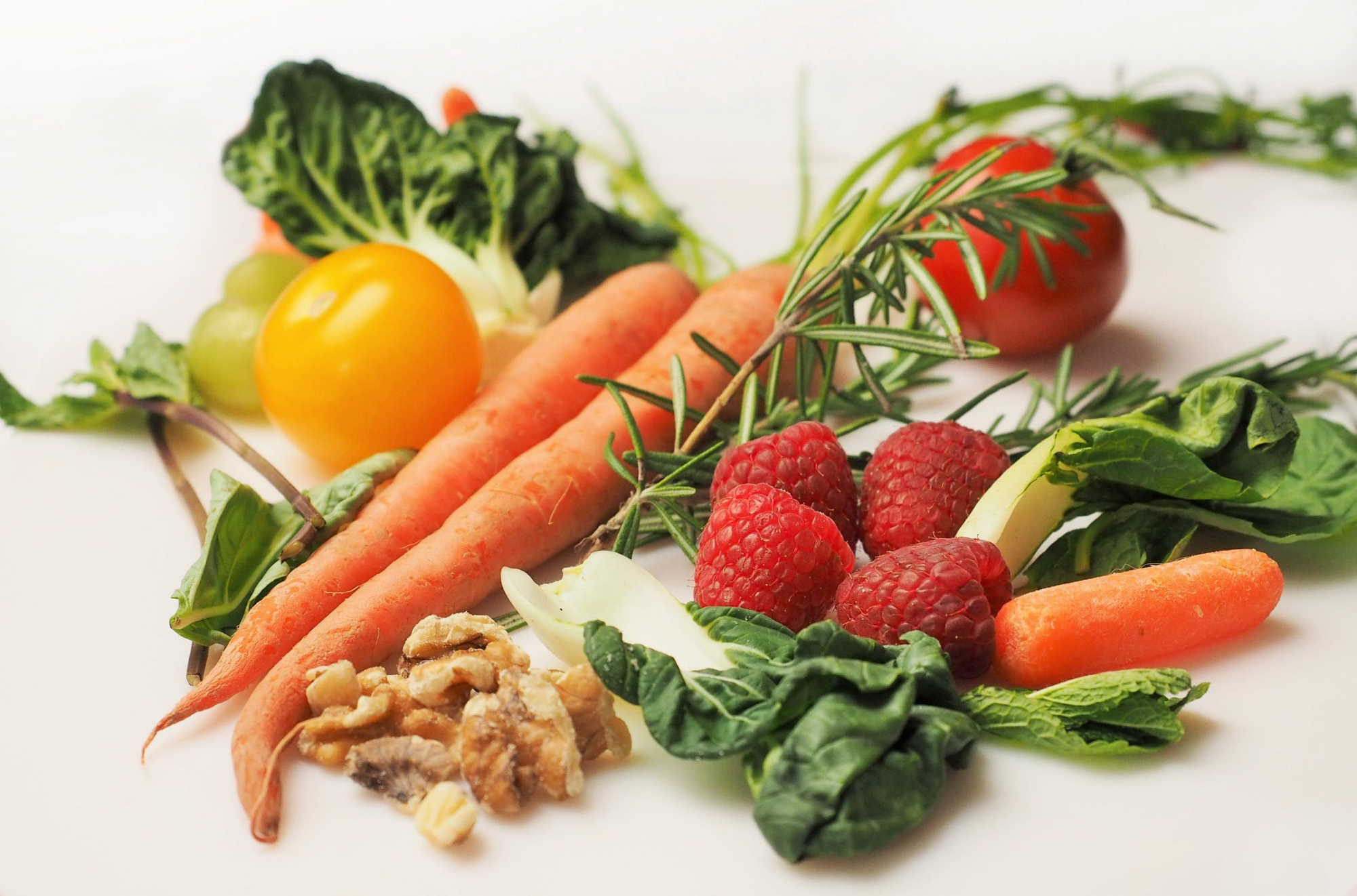 O tomate deve ser cozinhado e os brócolos ingeridos crus. Nutricionista explica como comer 10 alimentos