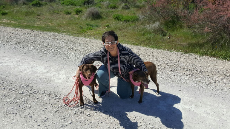 Alexandra Santos reside em Lisboa e faz acompanhamento personalizado a donos de cães, focando-se na resolução de problemas de comportamento e treino de obediência