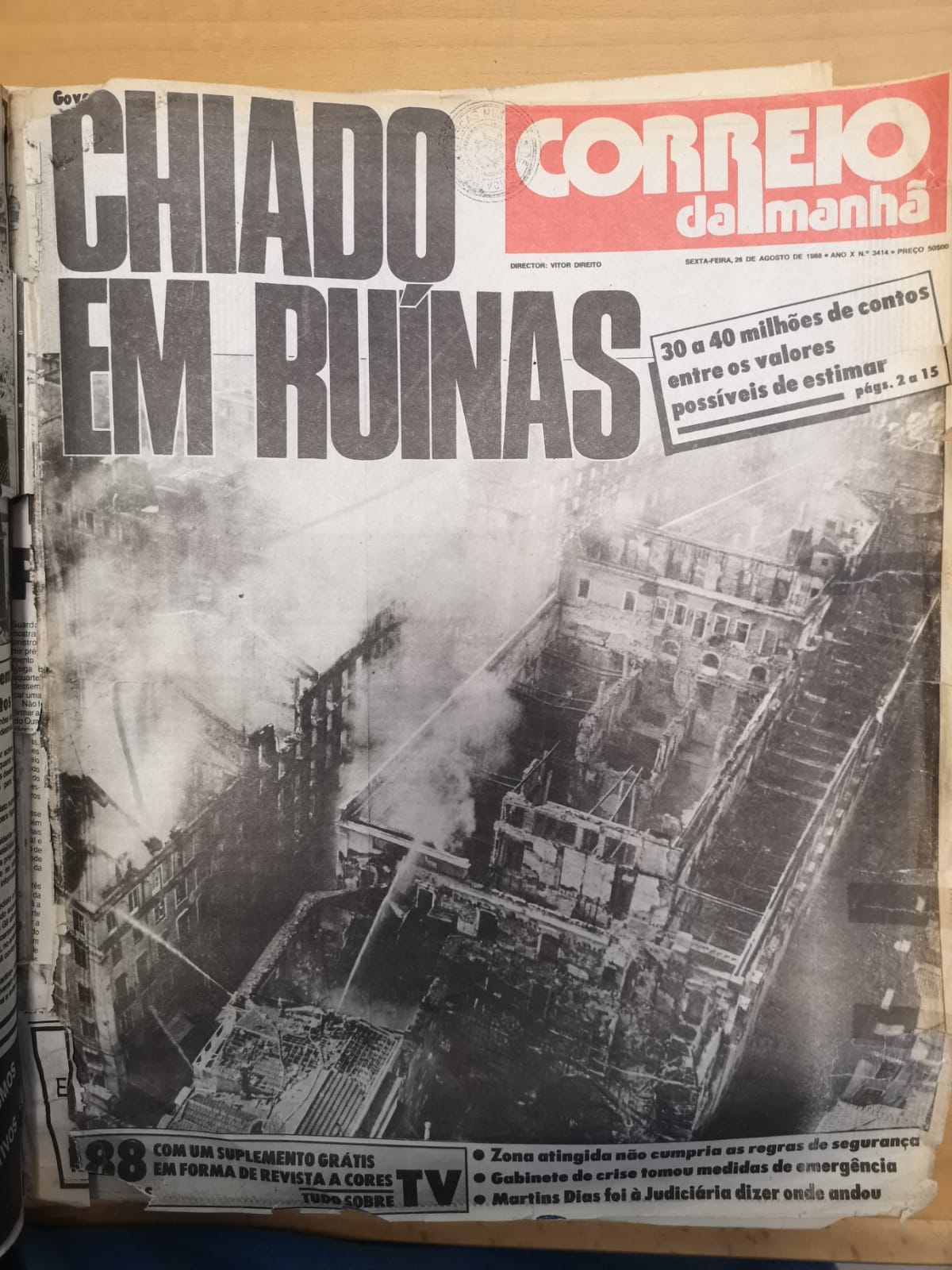 As fotos, as histórias e as capas dos jornais do incêndio do Chiado