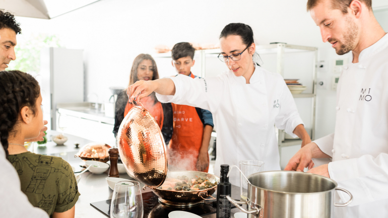 Lúcia Ribeiro em ação, numa aula de culinária na Mimo Algarve