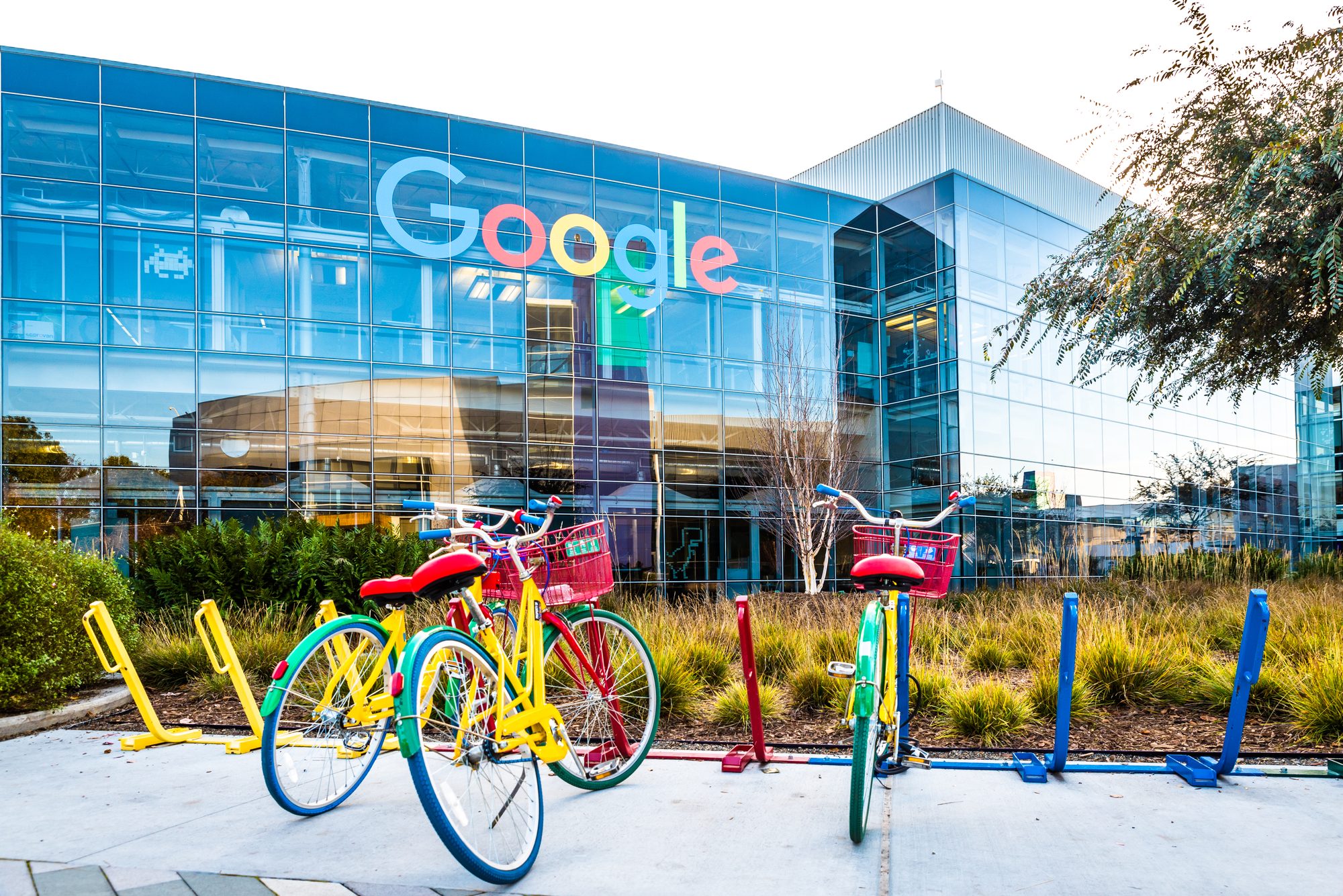 A Google sabe com quem fala e que locais visita regularmente. Mas como?