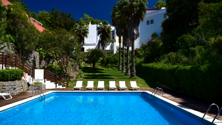 A piscina fica situada num vale 
