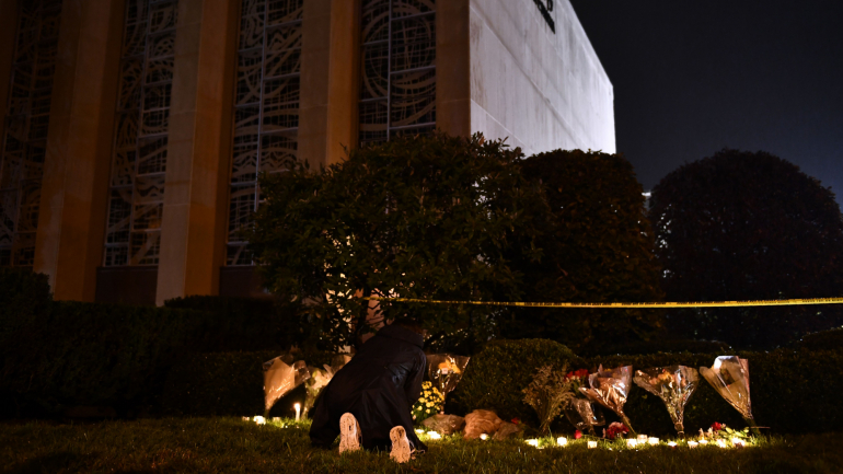 Escolas, igrejas e cinemas. 20 anos de massacres nos Estados Unidos em 13 imagens