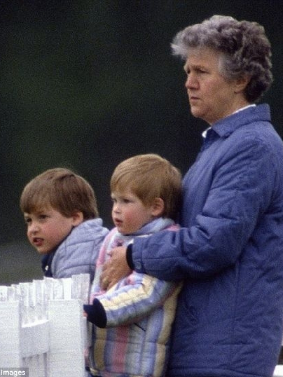 Olga Powell com os irmãos William e Harry 
