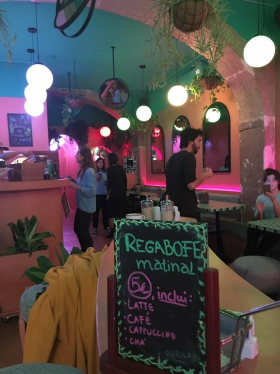 A entrada na festa da direito a uma bebida, música e a, seguramente, ir mais bem disposto para o trabalho