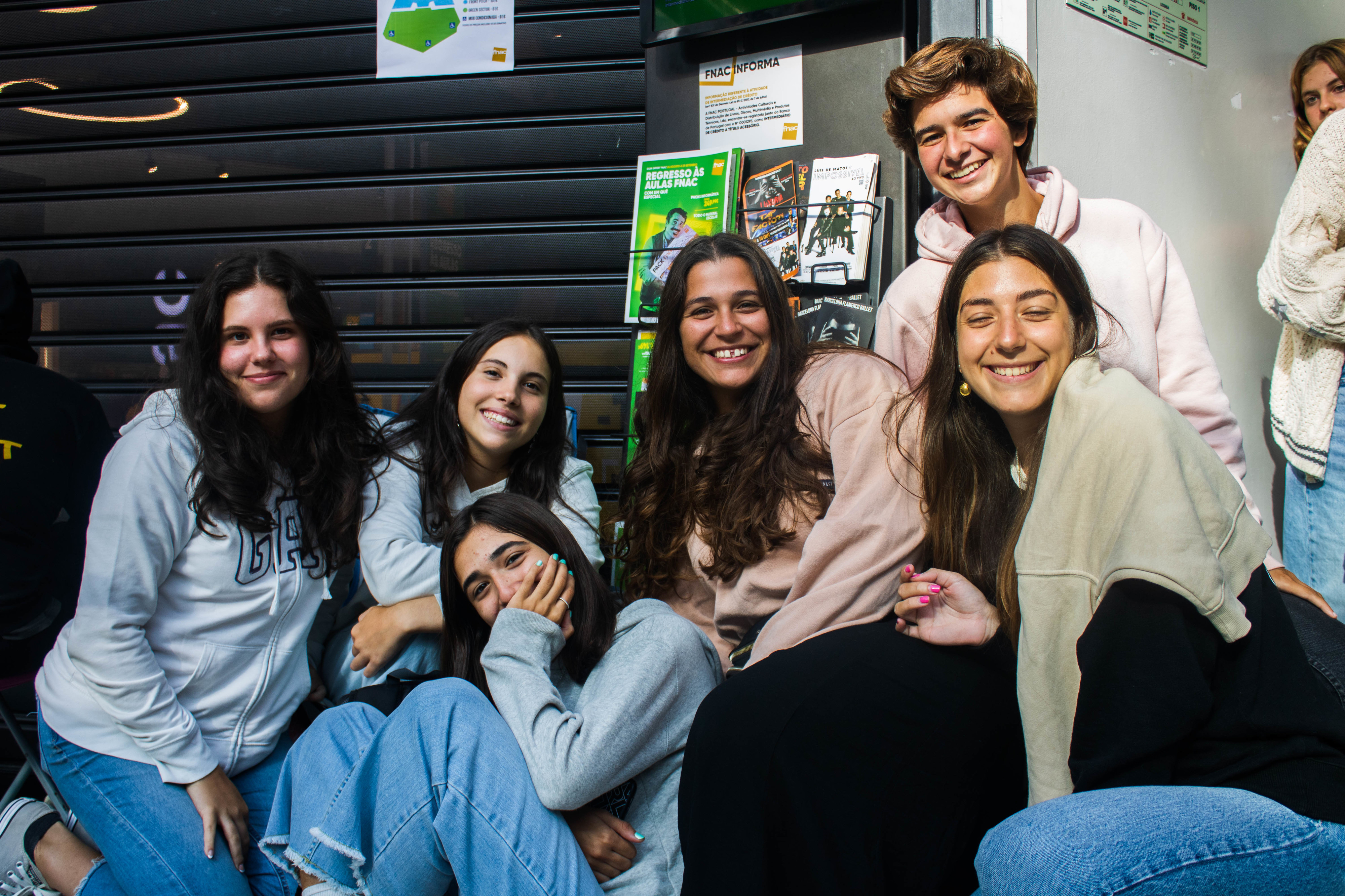 Estivemos na fila para comprar bilhete para Harry Styles. Valeu tudo (até dormir à porta do Colombo)