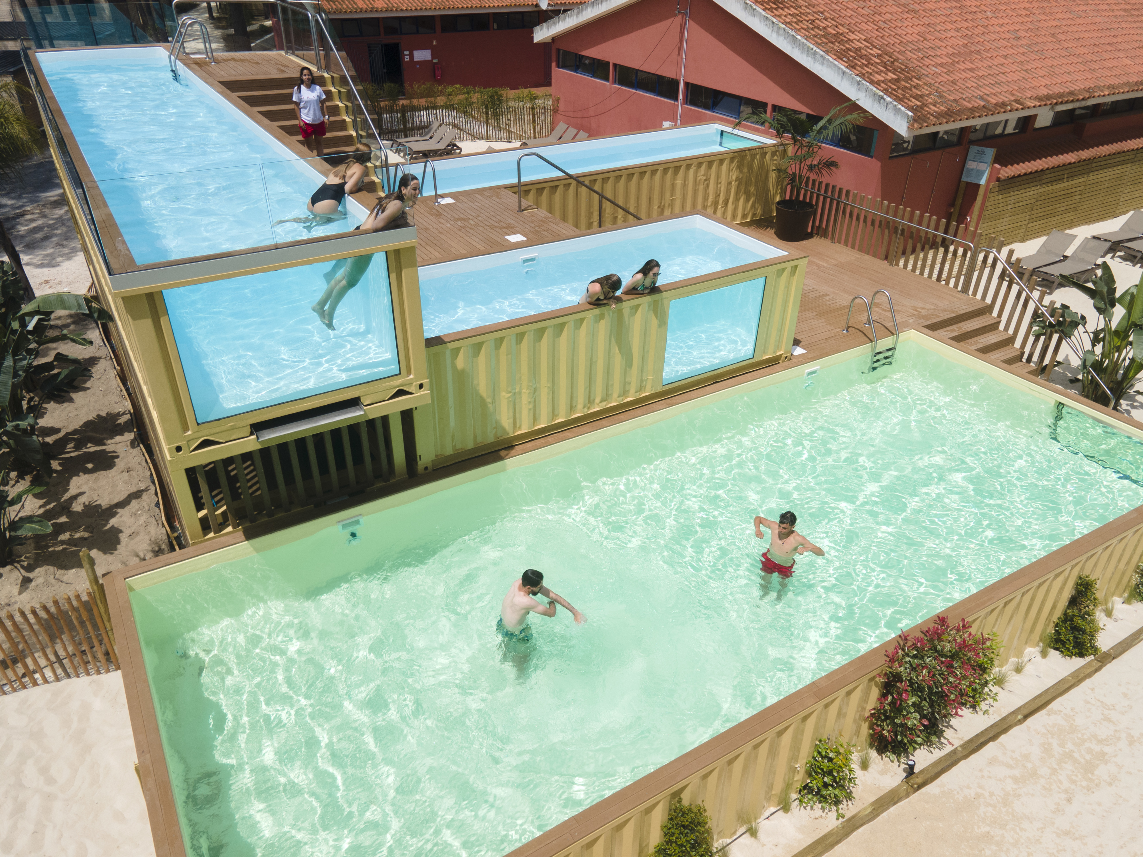 Mergulhar em contentores marítimos e até seis metros do chão. Ohai inaugura novas piscinas