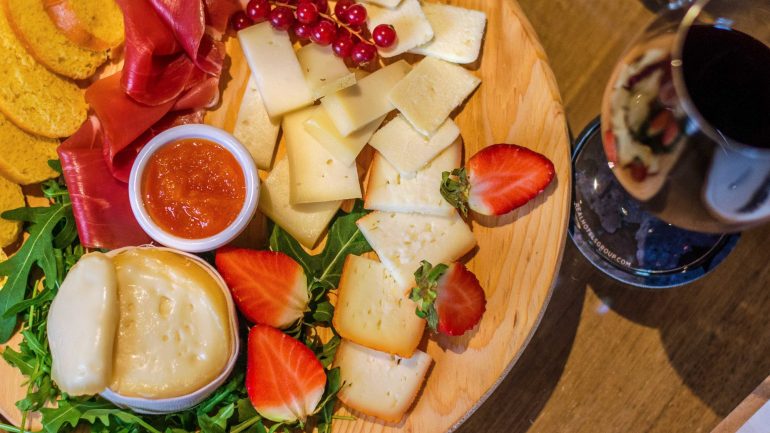 Tábua de queijos e presunto da Adega do Palácio Wine Bar