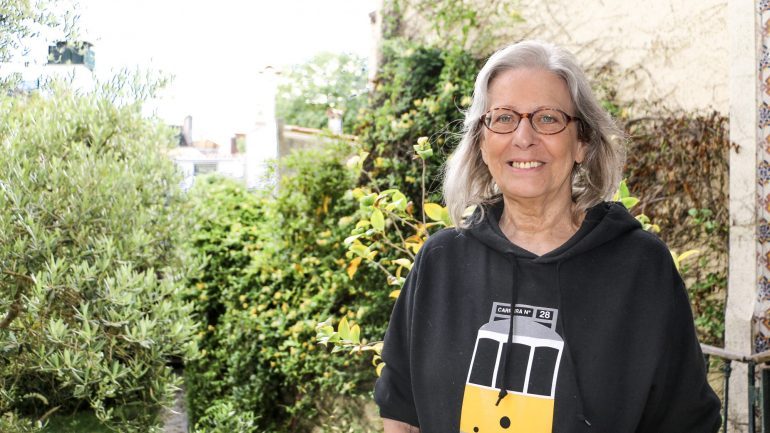 O pequeno jardim do prédio pombalino onde vive é um dos espaços preferidos de Maria Filomena Mónica