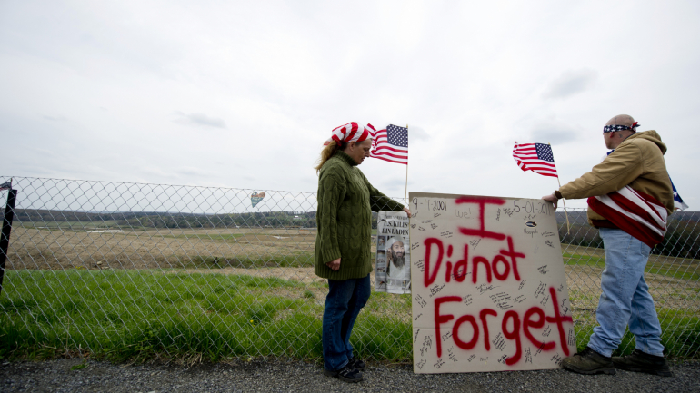 Duas pessoas a homenagear as vítimas do atentado, em Shanksville, na Pensilvânia