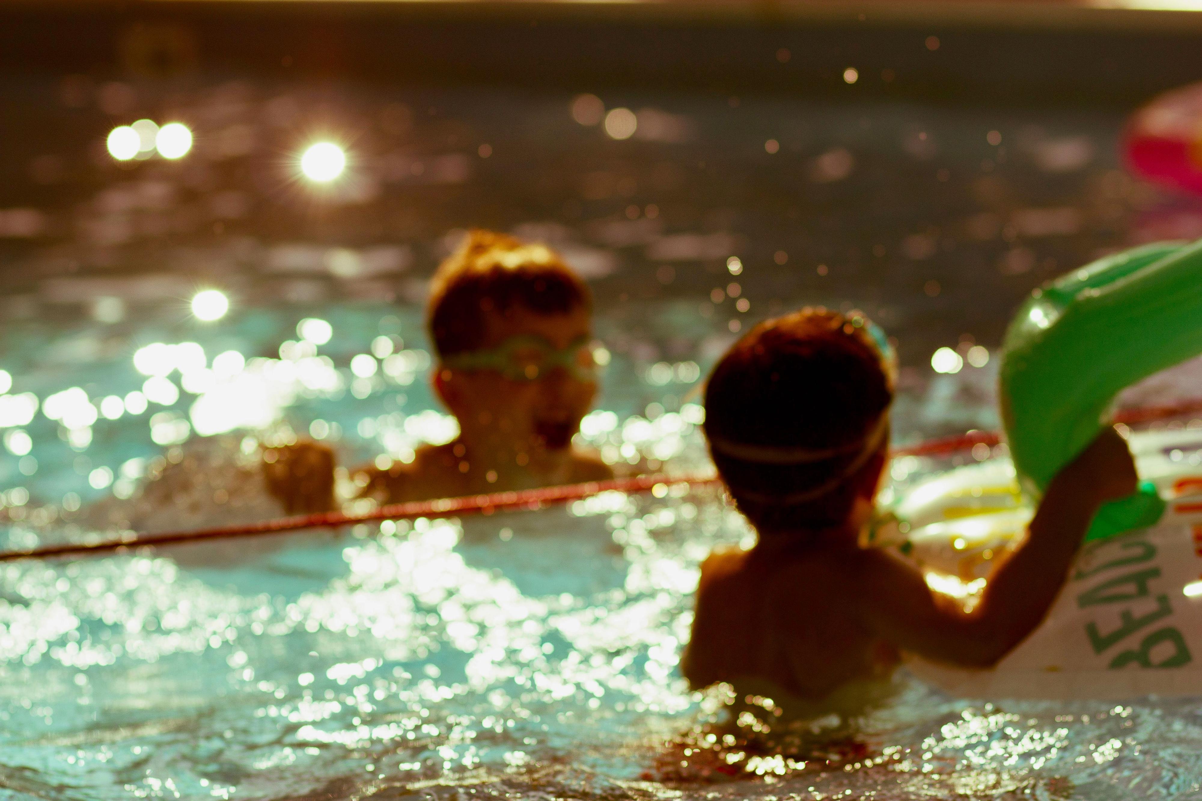 Pediatra alerta para o perigo das otites nas crianças: “As piscinas têm bactérias assustadoras”