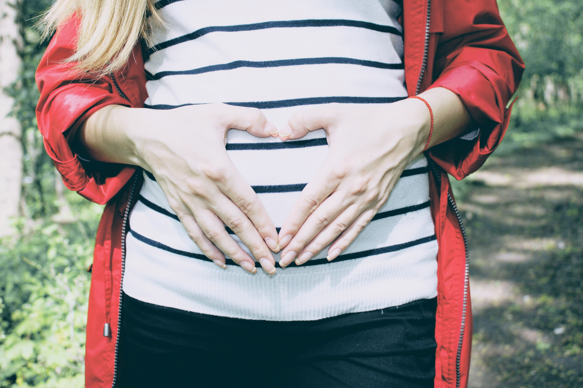 Enjoos, não beber álcool e mini pés enfiados nas costelas: 23 mulheres partilham o que não gostaram durante a gravidez