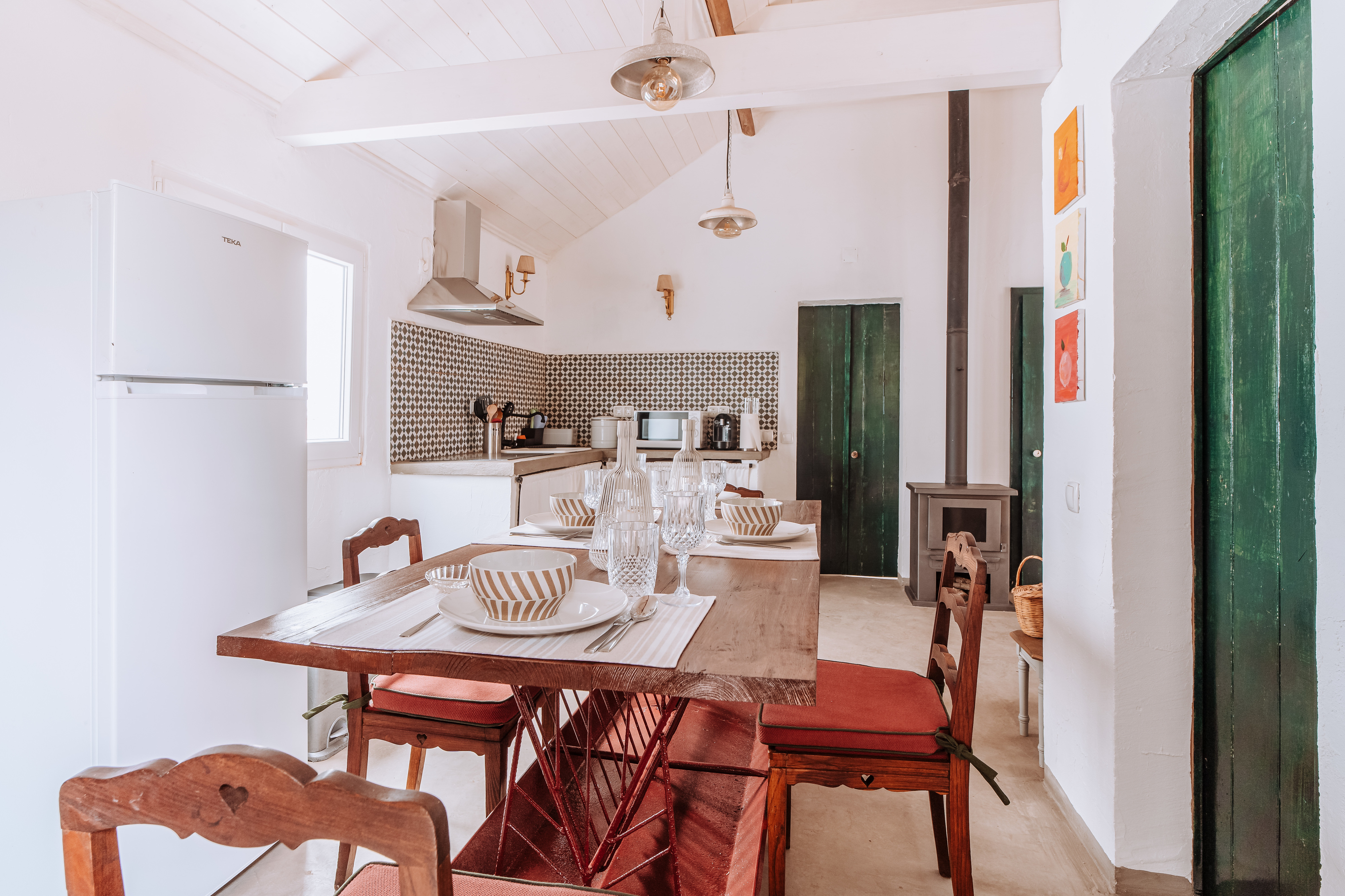 Cá Estamos. A nova casa com salamandra e uma mesa feita a partir de um comedouro de ovelhas