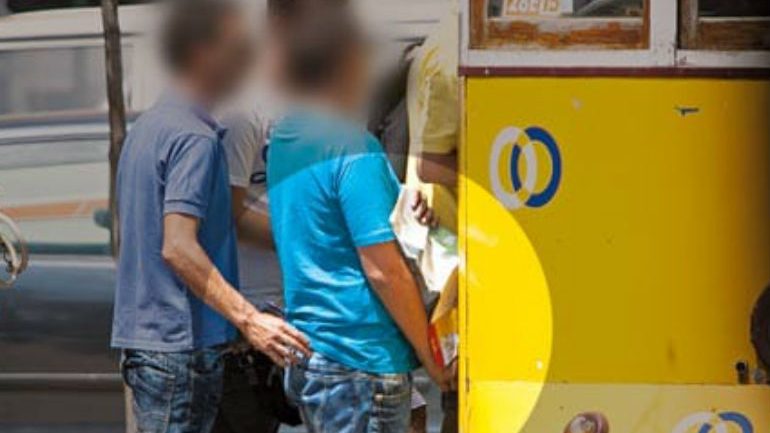Na página, são partilhadas fotografias de carteiristas a atuar em flagrante
