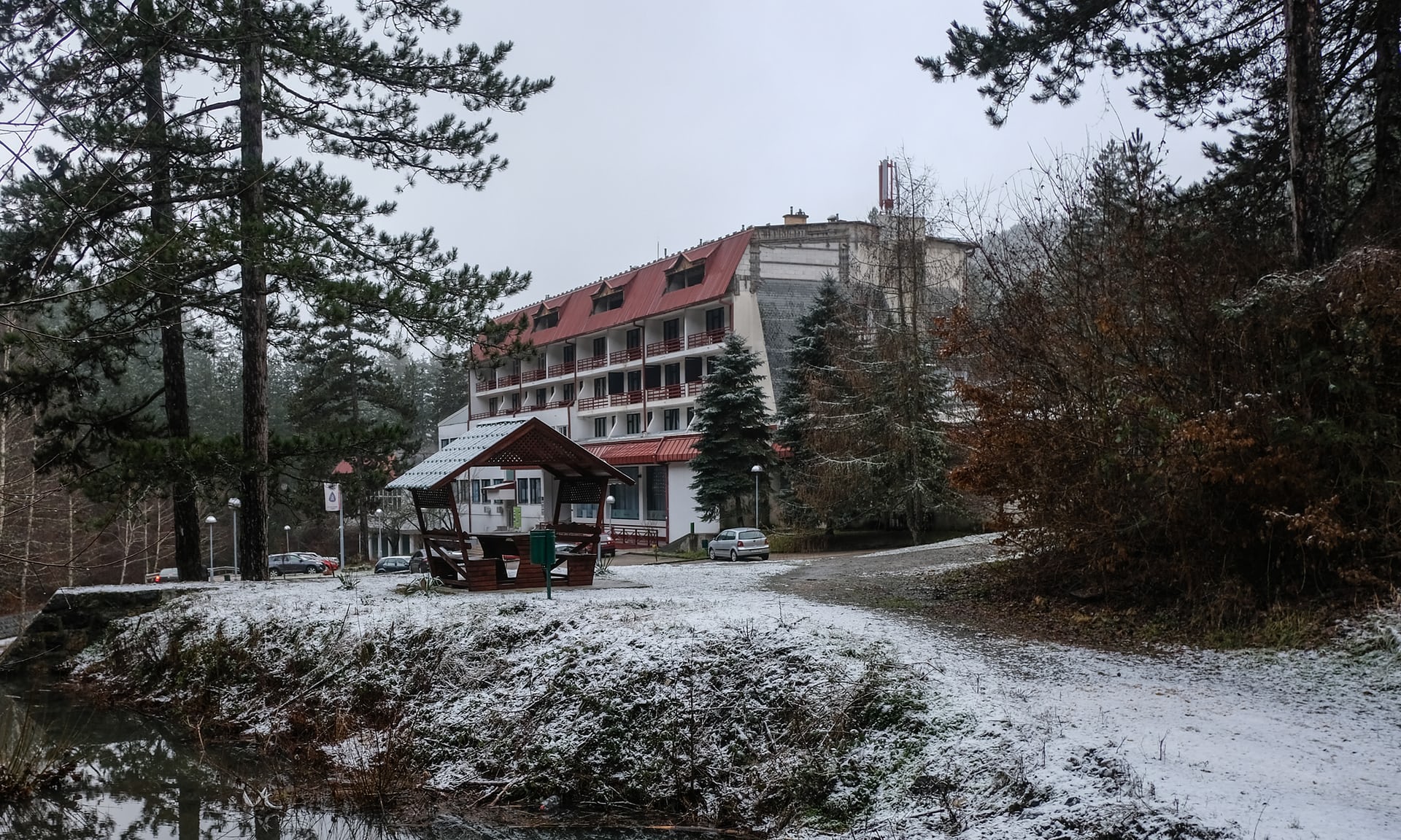 Há um hotel na Bósnia que foi um campo de tortura — e continua aberto