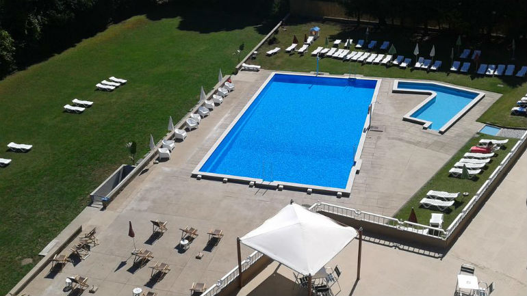 Perfeito para uma tarde de piscina sem grandes luxos mas com tudo o que precisa para apanhar sol