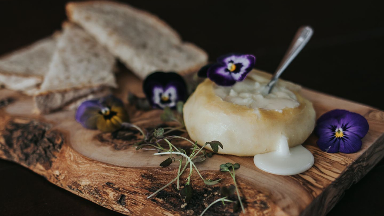 Nem só de parmesão se faz o Dom Queijo — pode aproveitar para provar outras iguarias como este queijo amanteigado