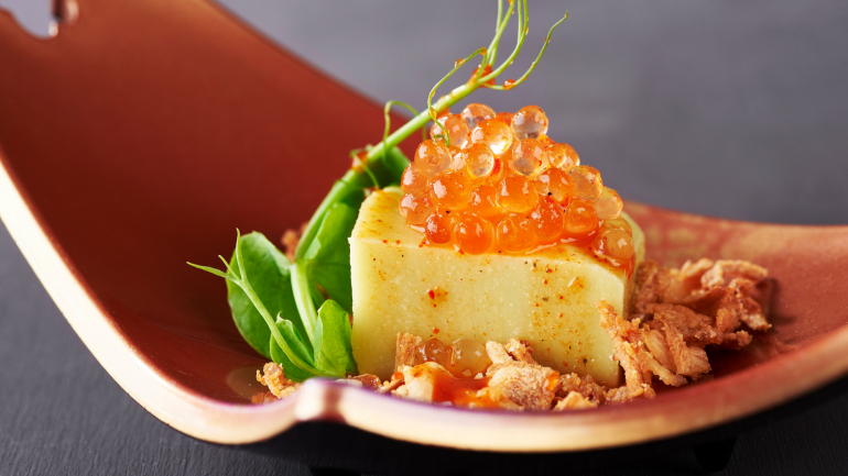 Tofu de ervilha com cebola frita, rebentos de ervilha e pérolas de yuzu