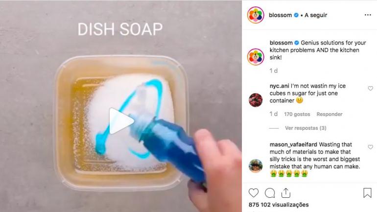 O açúcar e o gelo, em contato com o detergente, parecem deixar o tupperware completamente limpo