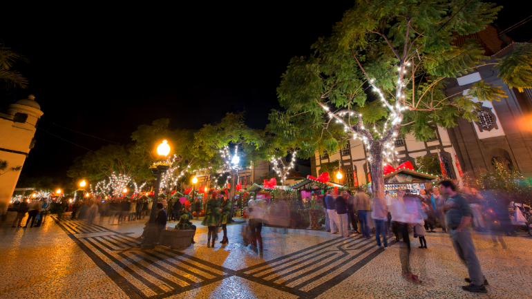 No mercado de Natal há poncha e bolo do caco 
