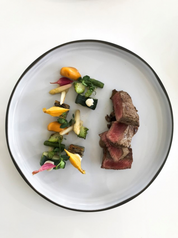 O prato de carne escolhido é entrecôte com mil folhas de batata com trufa, espargos, puré de aipo e legumes da estação.