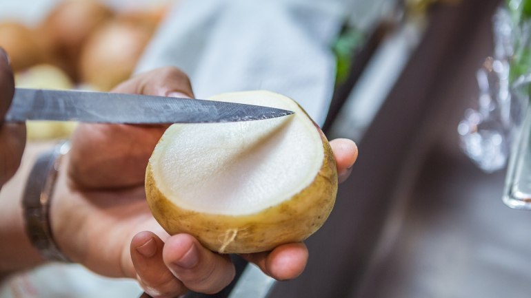 Chef dá 11 dicas fáceis e surpreendentes para cozinhar em casa como um profissional.