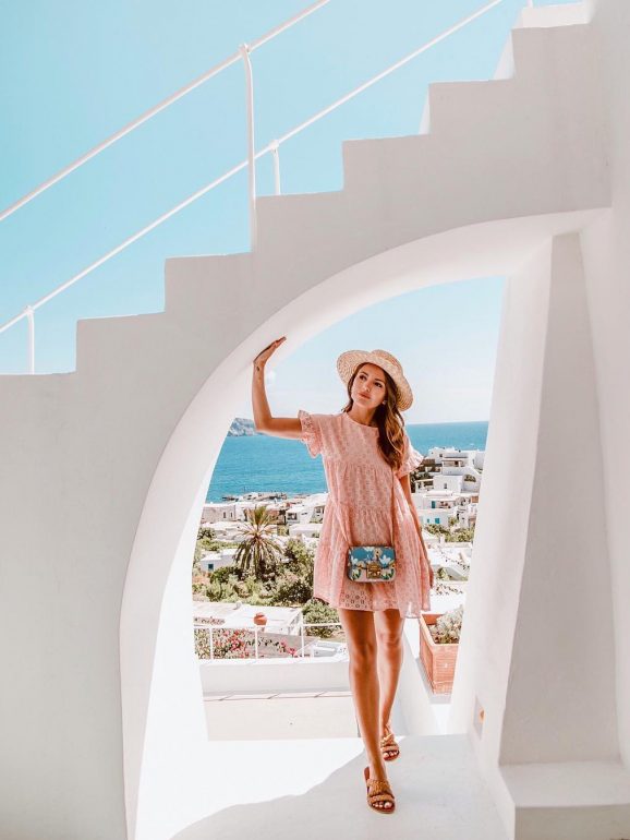 A influencer espanhola Alexandra Pereira inclina a cabeça o que torna a foto mais harmoniosa 