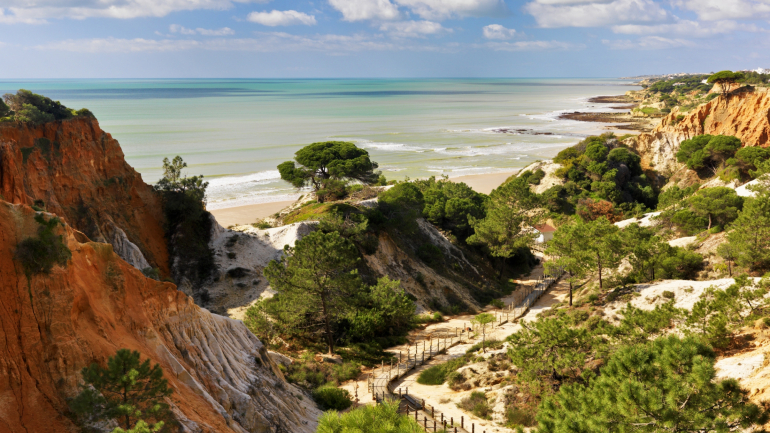 O Pine Cliffs resort está edificado numa falésia, mesmo junto à praia