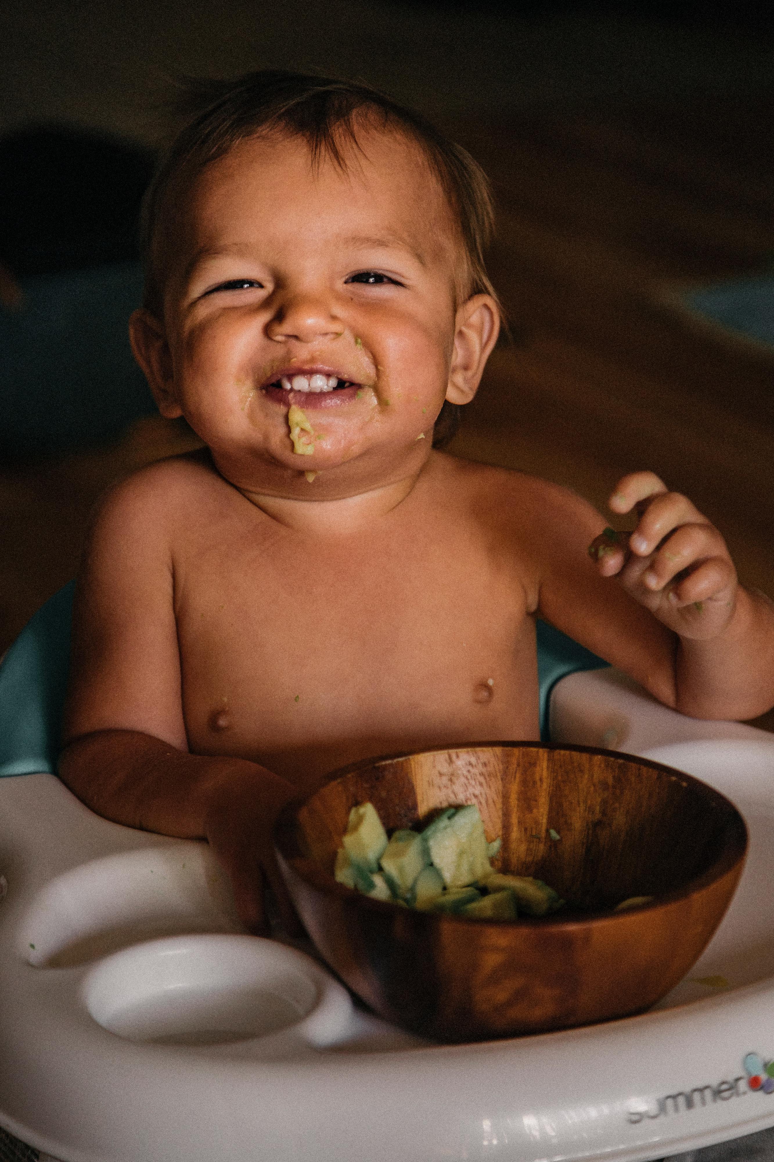 “Sem Dentes e aos Bocados”. O livro que ensina os bebés a comerem sozinhos e a descobrirem sabores